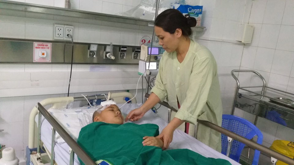 Xót thương cảnh cháu bé 9 tuổi bị xuất huyết não nằm bất động trên giường - 4 Xót thương cảnh cháu bé 9 tuổi bị xuất huyết não nằm bất động trên giường - 4