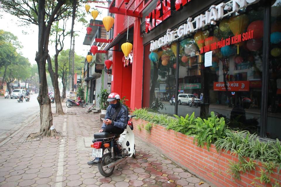 Hà Nội: Hàng loạt hàng quán tạm nghỉ, dán thông báo phòng dịch Covid-19 - 4 Hà Nội: Hàng loạt hàng quán tạm nghỉ, dán thông báo phòng dịch Covid-19 - 4