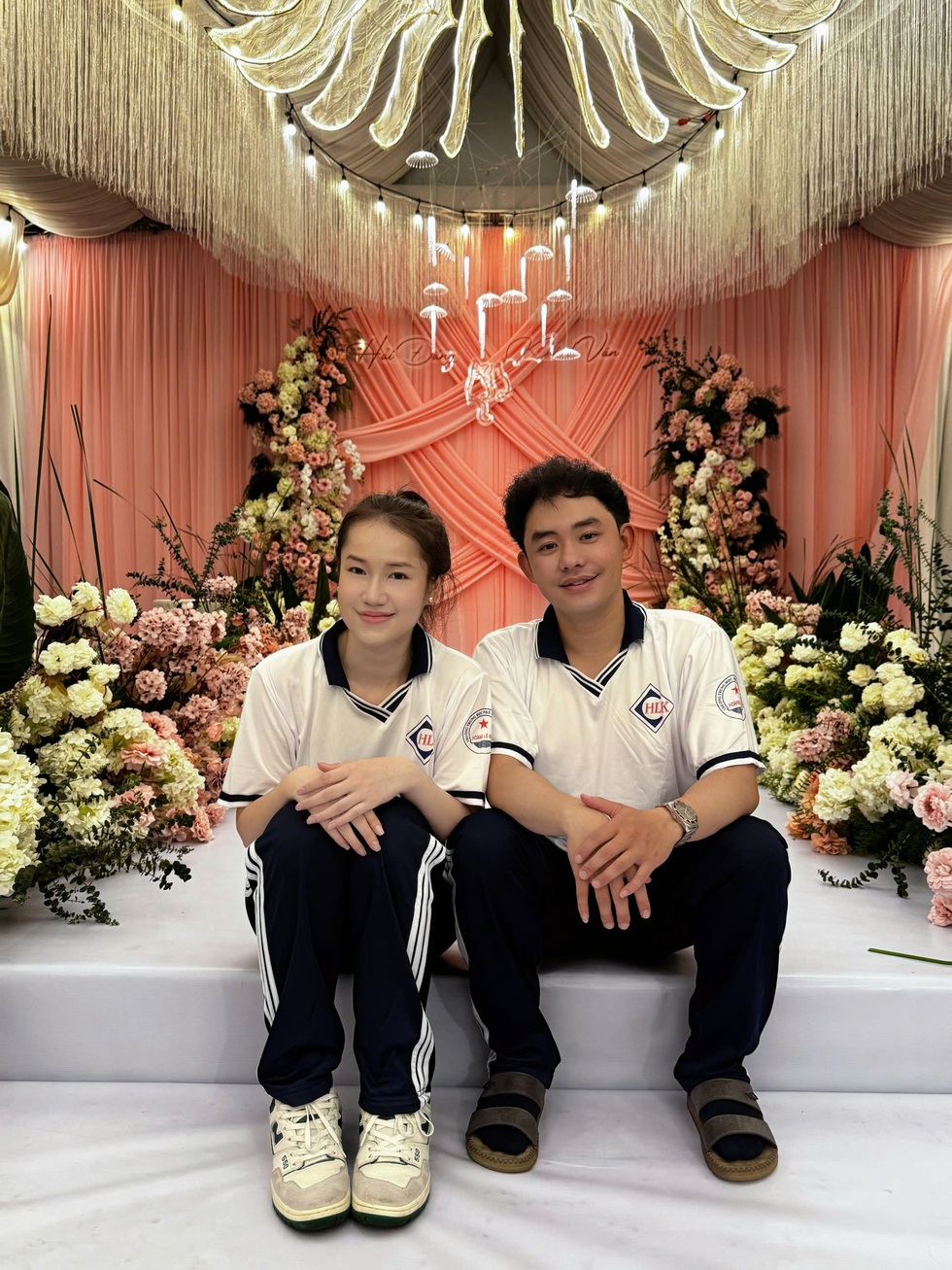 Chuyện tình 12 năm: Chú rể khóc khi cô dâu mặc đồng phục học sinh ở lễ cưới - 1