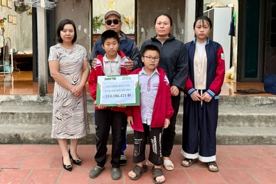 Được bạn đọc giúp đỡ, người bố mù để dành tiền tiết kiệm cho các con