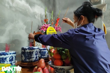 Người phụ nữ côi cút trong nhà thờ liệt sĩ nhận Nhà tình nghĩa dịp cuối năm