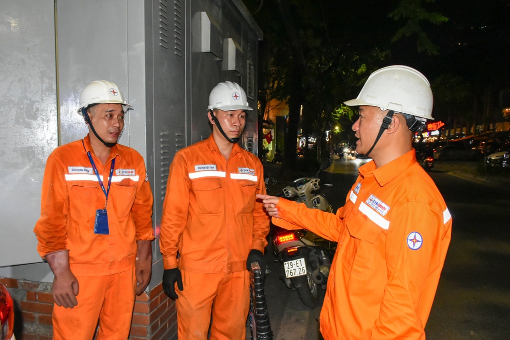 EVNHANOI bảo đảm cung ứng điện ổn định cho người dân trong mùa nóng kéo dài - 5
