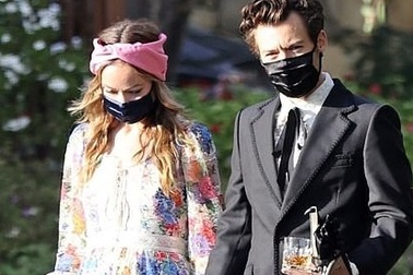 Lộ ảnh Harry Styles nắm tay bạn gái hơn 10 tuổi