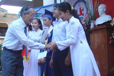 Quảng Ngãi: Trao 10 suất học bổng tới HS Trường THPT chuyên Lê Khiết