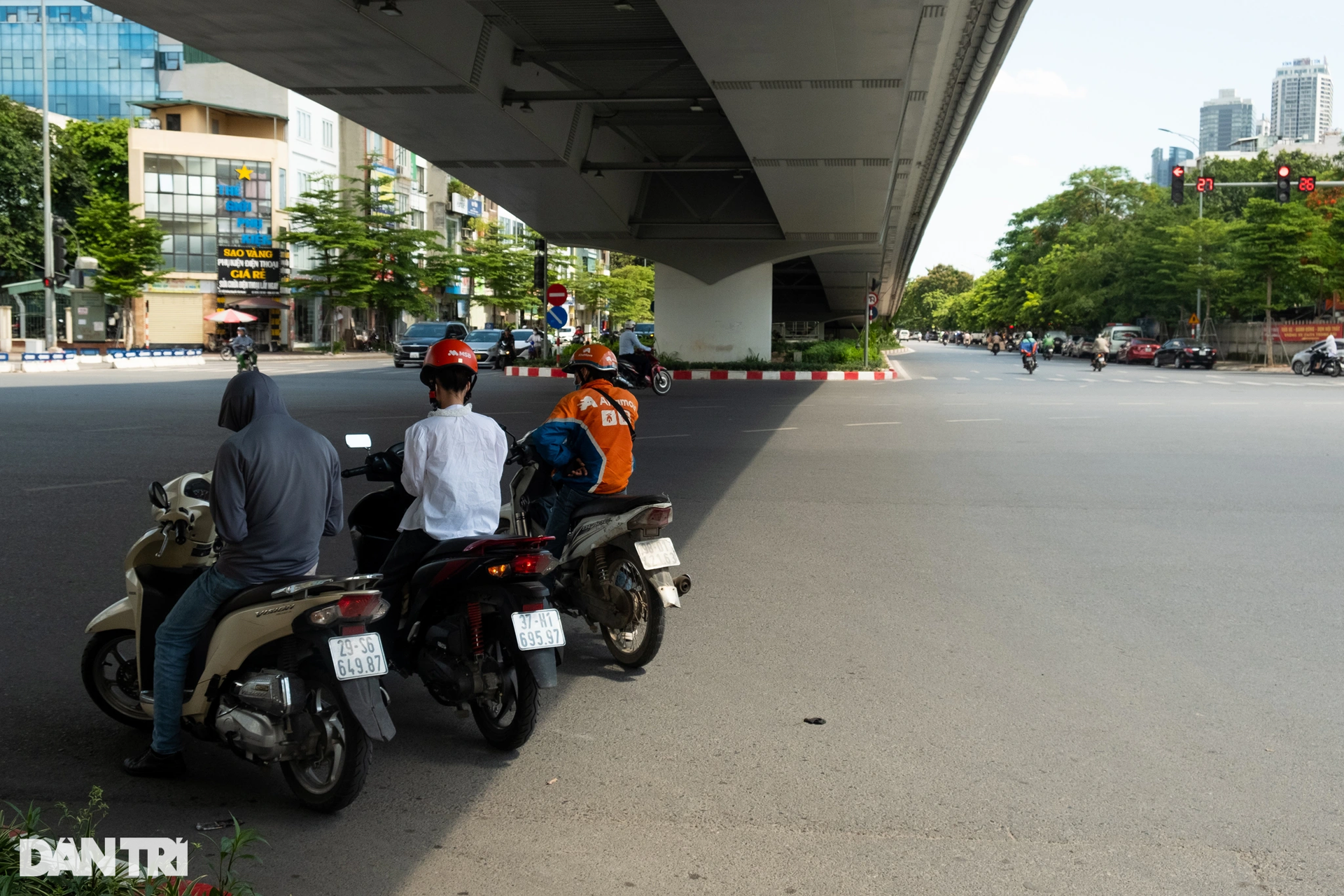 Hà Nội nắng nóng đỉnh điểm, đường phố vắng bóng người giữa trưa - 8 Hà Nội nắng nóng đỉnh điểm, đường phố vắng bóng người giữa trưa - 8