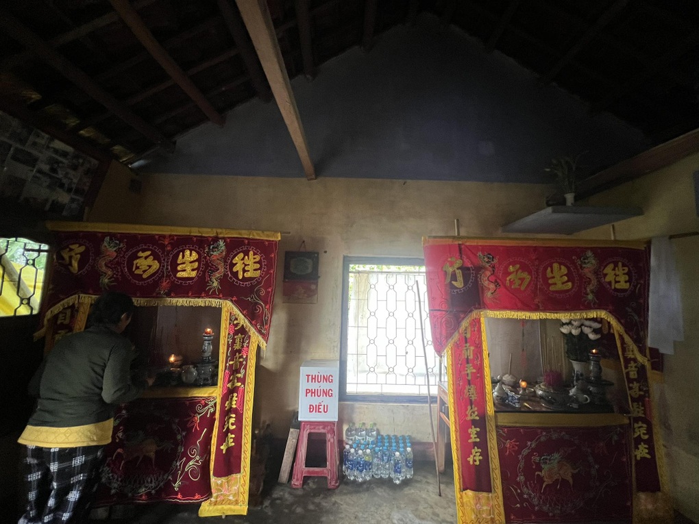 Hai người đàn ông lao vào lũ dữ cứu con bò và đám tang không kèn trống - 5