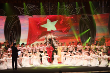 Đêm nhạc Nguyễn Anh Trí: Cháy bỏng tình yêu Tổ quốc