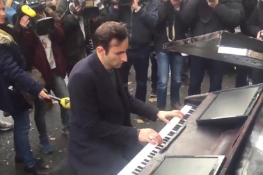 Nghệ sĩ biểu diễn nhạc phẩm “Imagine” bên ngoài nhà hát Bataclan