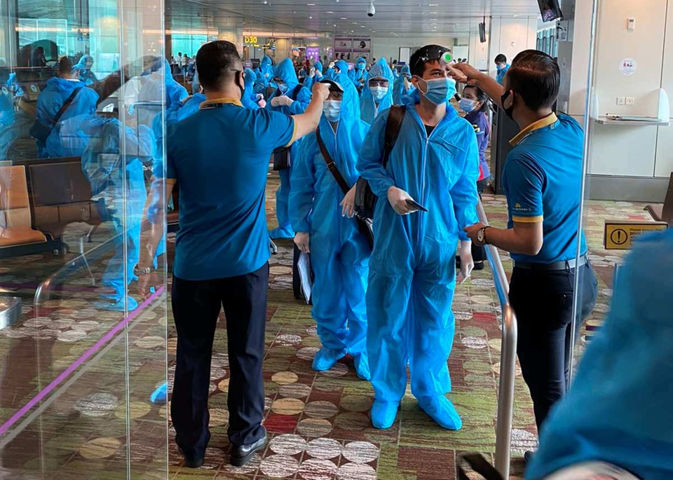 Đưa 360 người Việt từ Singapore về nước - 2 Đưa 360 người Việt từ Singapore về nước - 2