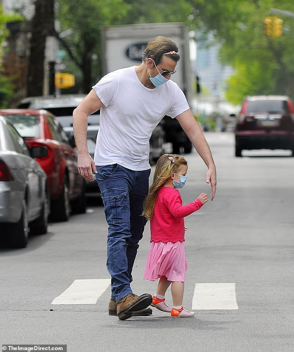 Bradley Cooper đeo băng đô của con ra phố - 2 Bradley Cooper đeo băng đô của con ra phố - 2