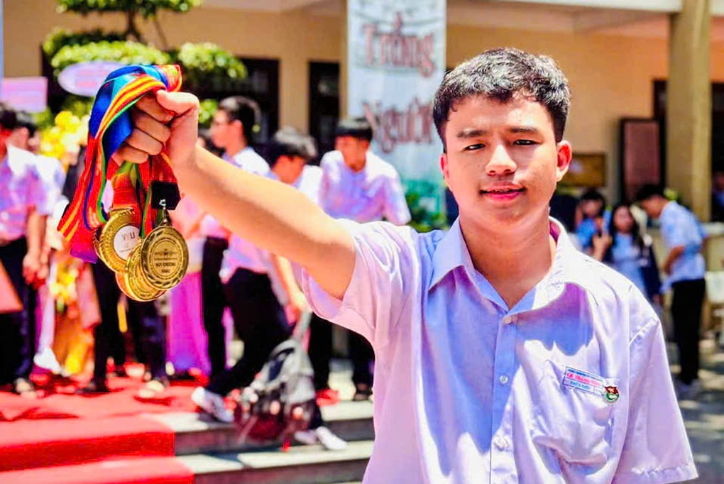 Nam sinh mang băng chéo, đeo huy chương trĩu cổ đi xe đạp về nhà - 3
