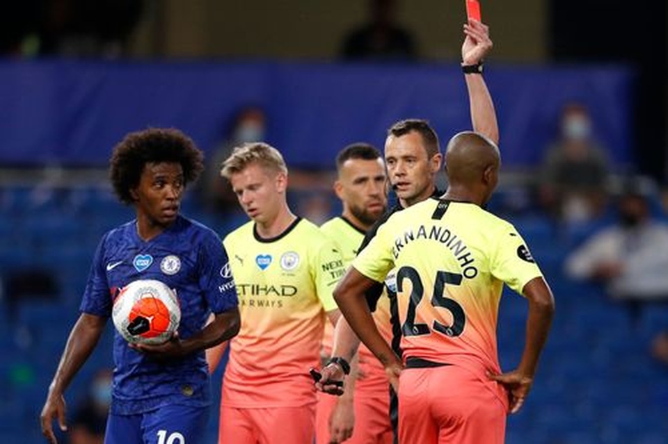 Gục ngã trước Chelsea, Man City dâng ngôi vô địch cho Liverpool - 4 Gục ngã trước Chelsea, Man City dâng ngôi vô địch cho Liverpool - 4
