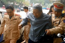 Hà Nội: Cảnh sát giao thông tìm nhà giúp cụ ông đi lạc