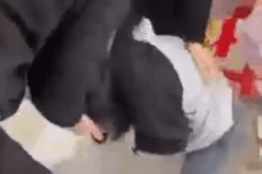 Cô gái quỳ gối ở shop quần áo: Đây là cách ứng xử giữa người với người sao?