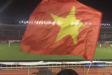 Xúc động hình ảnh cờ đỏ sao vàng tung bay trên đất Philippines (Clip: Hoa hậu Ngọc Diễm).