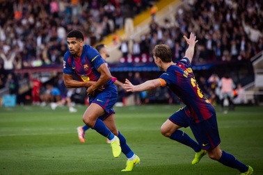 HLV Hansi Flick nhận thẻ đỏ, Barcelona giành 3 điểm nhọc nhằn