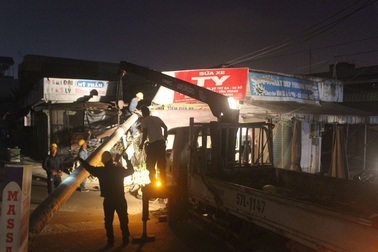 Cột điện đổ vô cớ được người dân tự đầu tư