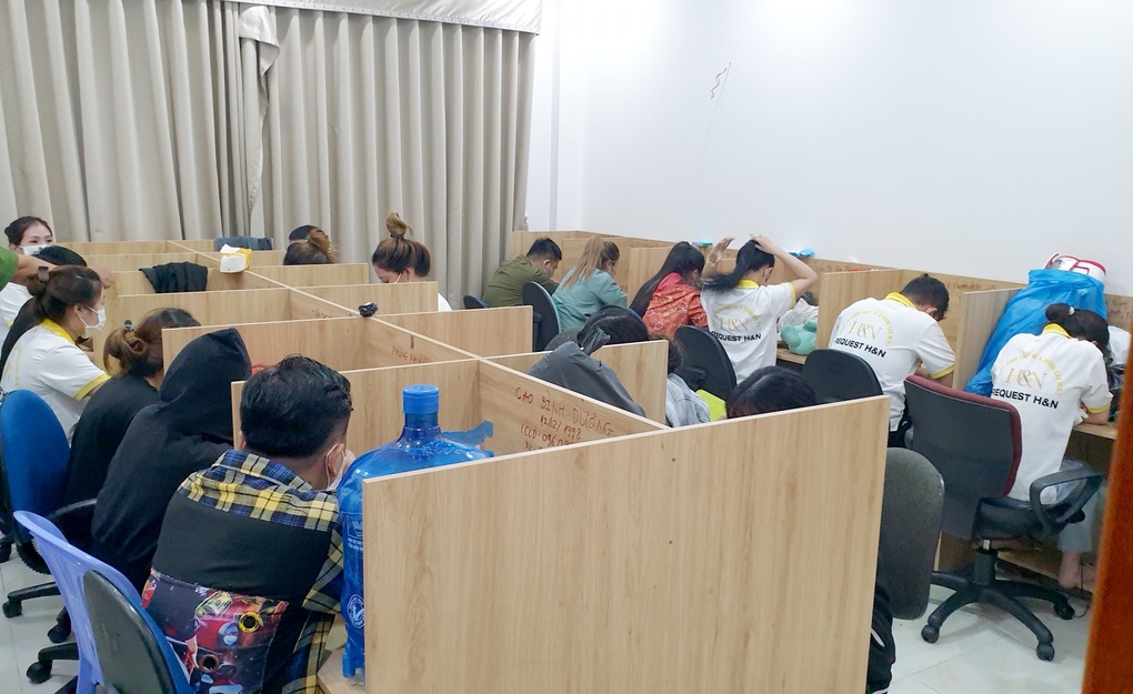 Phá đường dây lừa đảo hơn 600 người ở TPHCM - 2 Phá đường dây lừa đảo hơn 600 người ở TPHCM - 2