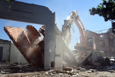 Người dân tháo dỡ những căn biệt thự tiền tỷ để nhường đất xây cao tốc