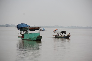 Cả gia đình 4 người chìm xuống sông Hồng