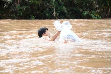 Vụ học sinh chui túi nilon vượt lũ: Chính thức thực địa, khảo sát vị trí đặt cầu dân sinh