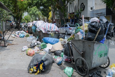 Rác thải ùn ứ nhiều nơi trên đường phố Hà Nội
