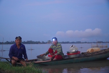 Mùa lũ buồn ở miền Tây, người dân kiếm vài ký cá làm mắm cũng khó