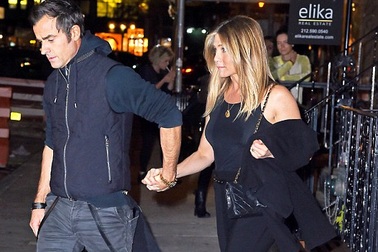 Jennifer Aniston bình thản đi ăn tối cùng chồng