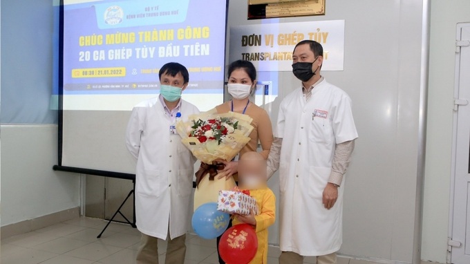 Lãnh đạo Bệnh viện Trung ương Huế và Trung tâm Nhi chúc mừng bệnh nhi thứ 20 được ghép tế bào gốc. Ảnh baothuathienhue.vn