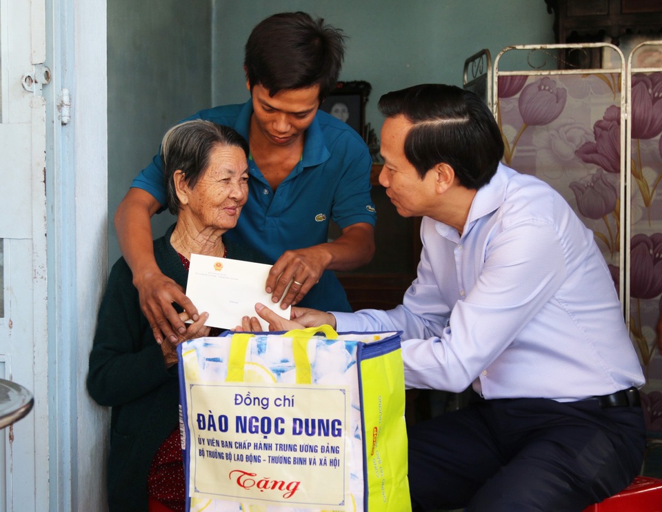 Bộ trưởng Đào Ngọc Dung thăm gia đình chính sách ở Tây Ninh - 1 Bộ trưởng Đào Ngọc Dung thăm gia đình chính sách ở Tây Ninh - 1
