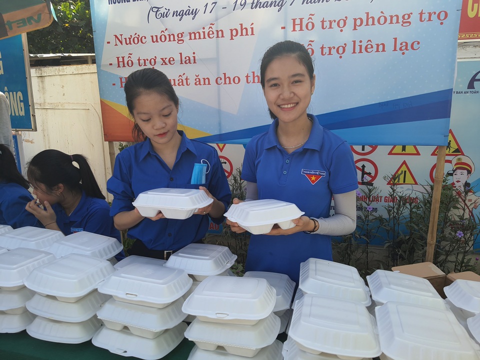 Nghệ An: Những suất cơm ấm lòng sỹ tử vùng cao - 1 Nghệ An: Những suất cơm ấm lòng sỹ tử vùng cao - 1