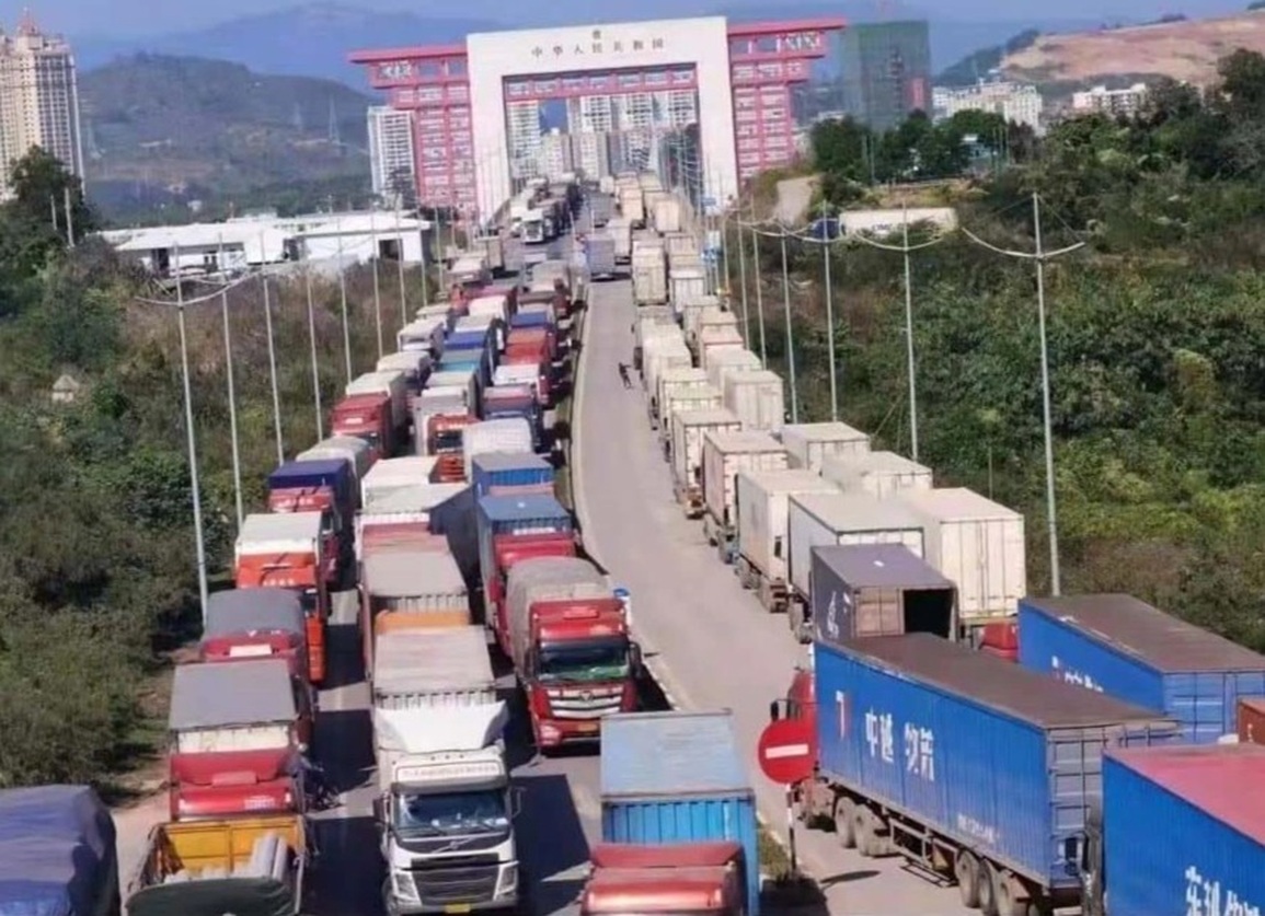 Hàng trăm xe hàng của Myanmar cũng ùn ứ ở biên giới Trung Quốc - 2 Hàng trăm xe hàng của Myanmar cũng ùn ứ ở biên giới Trung Quốc - 2