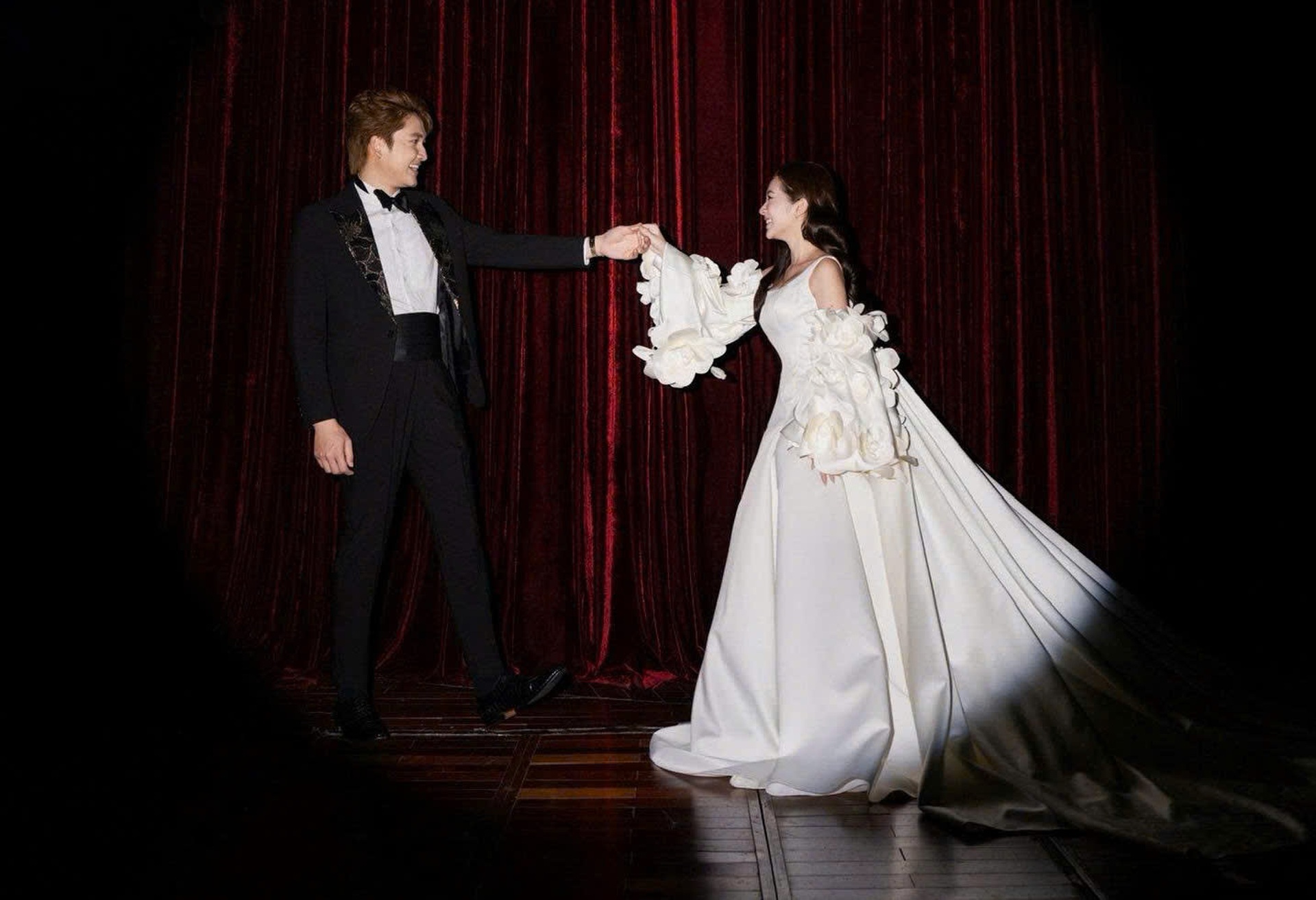 Đình Tú và Ngọc Huyền chụp ảnh cưới tại Nhà hát Kịch Hà Nội - 2 Đình Tú và Ngọc Huyền chụp ảnh cưới tại Nhà hát Kịch Hà Nội - 2