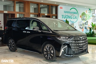 "Chuyên cơ mặt đất" Toyota Alphard tăng giá 140 triệu đồng tại Việt Nam