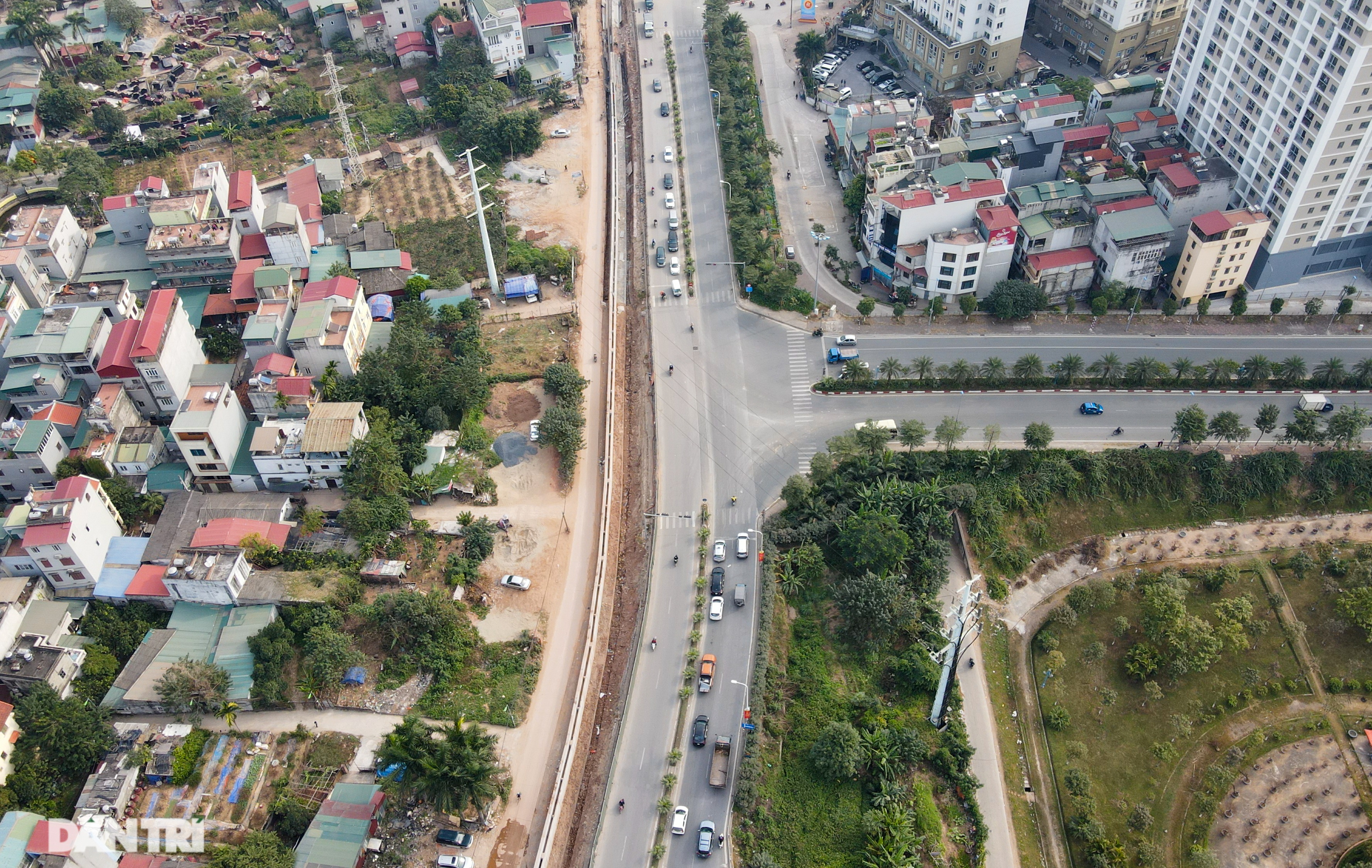 Thay bờ đê đất bằng tường chắn, đường Âu Cơ được mở rộng từ 2 lên 4 làn xe - 7 Thay bờ đê đất bằng tường chắn, đường Âu Cơ được mở rộng từ 2 lên 4 làn xe - 7