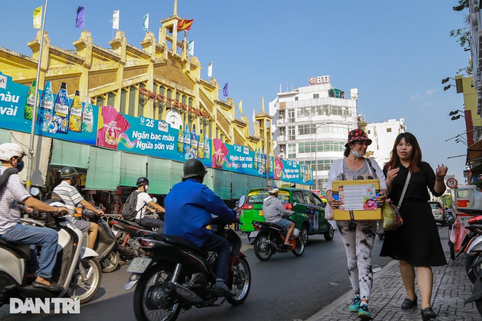 Người phụ nữ châu Âu mưu sinh bằng nghề bán dạo tại TPHCM - 1 Người phụ nữ châu Âu mưu sinh bằng nghề bán dạo tại TPHCM - 1