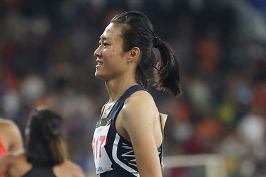 Tú Chinh nói gì khi “ẵm” trọn 2 HCV 100m và 200m?