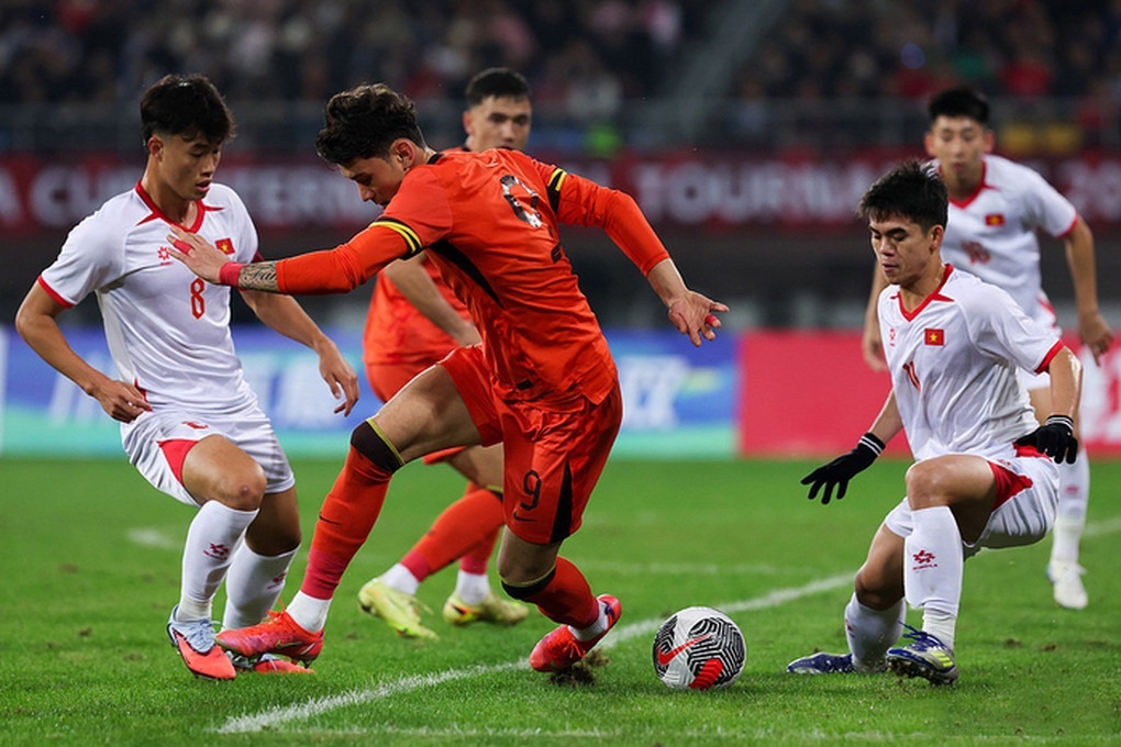 HLV Troussier nhận định về trận đấu giữa U23 Việt Nam gặp U23 Trung Quốc - 1
