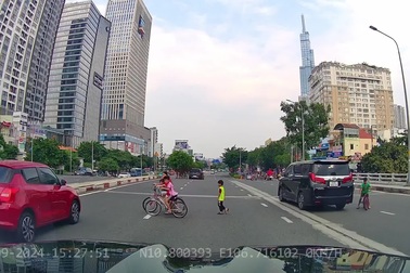 Nhóm trẻ đạp xe băng qua đường mà không có người lớn