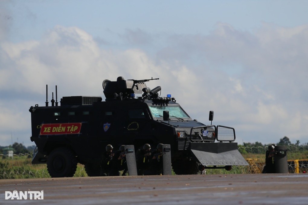 Xem 3 tình huống giả định Cảng Hàng không Buôn Ma Thuột bị tấn công - 5 Xem 3 tình huống giả định Cảng Hàng không Buôn Ma Thuột bị tấn công - 5