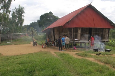 Ngôi làng biệt lập giữa núi rừng đón điện về