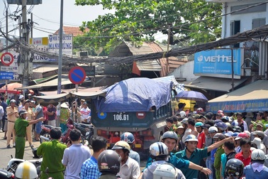 Công an TP HCM điều tra vụ xe ben tông chết 2 người