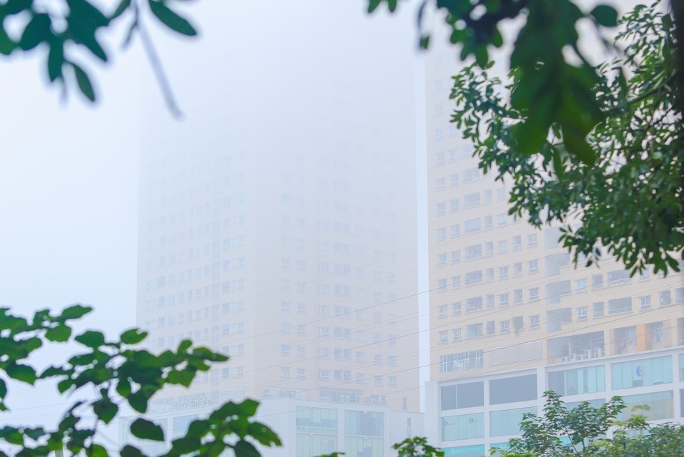 Hà Nội: Sương mù bao phủ dày đặc, các tòa nhà cao tầng bất ngờ biến mất - 3 Hà Nội: Sương mù bao phủ dày đặc, các tòa nhà cao tầng bất ngờ biến mất - 3