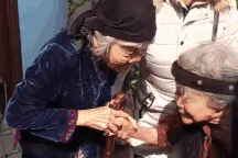 Cụ bà 85 chống gậy đi chúc Tết chị gái 90 tuổi rồi "không muốn về nhà"