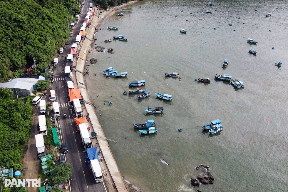 Làng “tỷ phú tôm hùm” hối hả trước bão Kalmaegi - 3 Làng “tỷ phú tôm hùm” hối hả trước bão Kalmaegi - 3