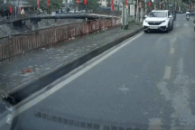 Xe máy bất ngờ ngã ra giữa đường, tài xế ô tô hốt hoảng đánh lái tránh