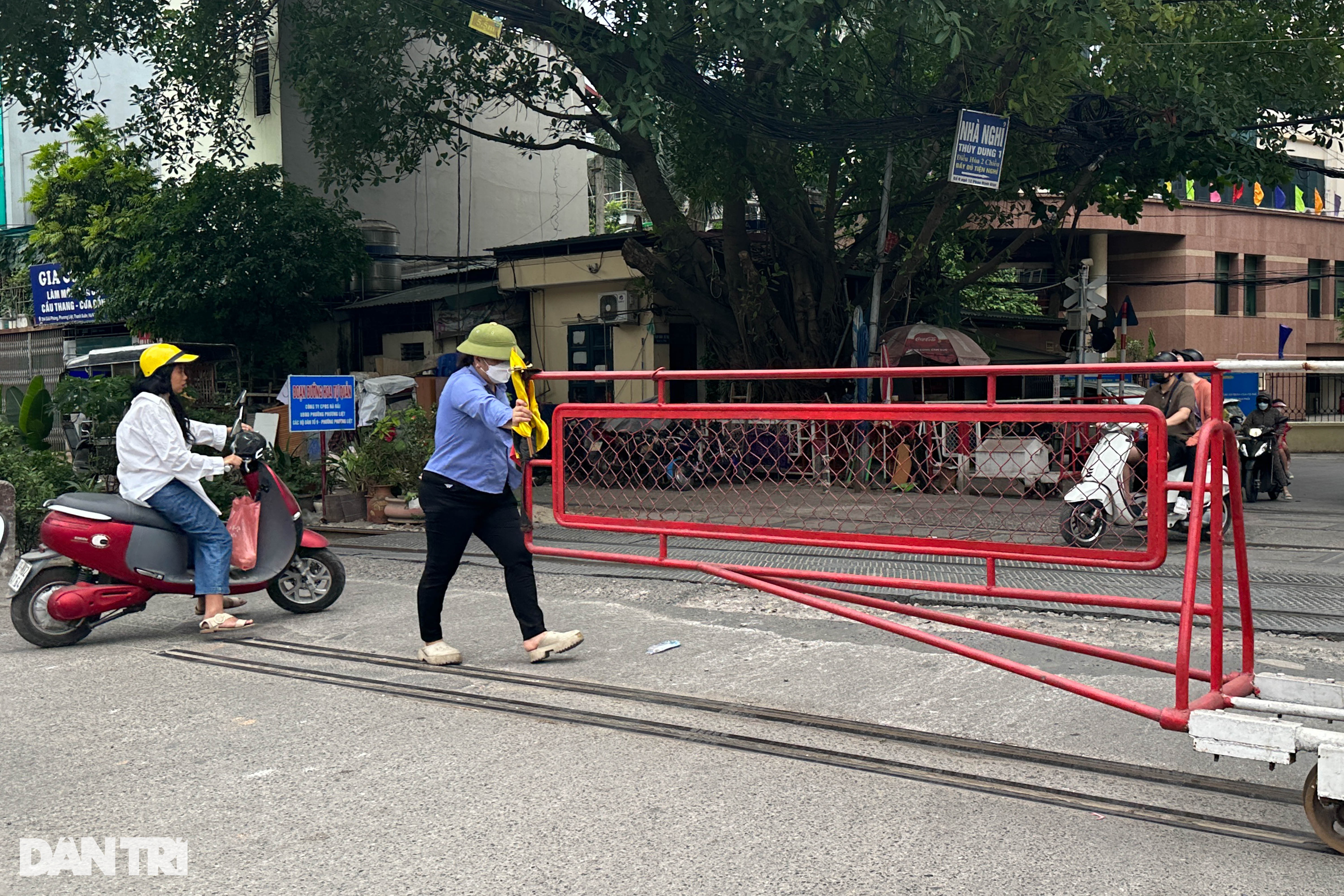 Người lao động miệt mài mưu sinh ở Hà Nội, quên ngày Quốc tế của mình - 9 Người lao động miệt mài mưu sinh ở Hà Nội, quên ngày Quốc tế của mình - 9