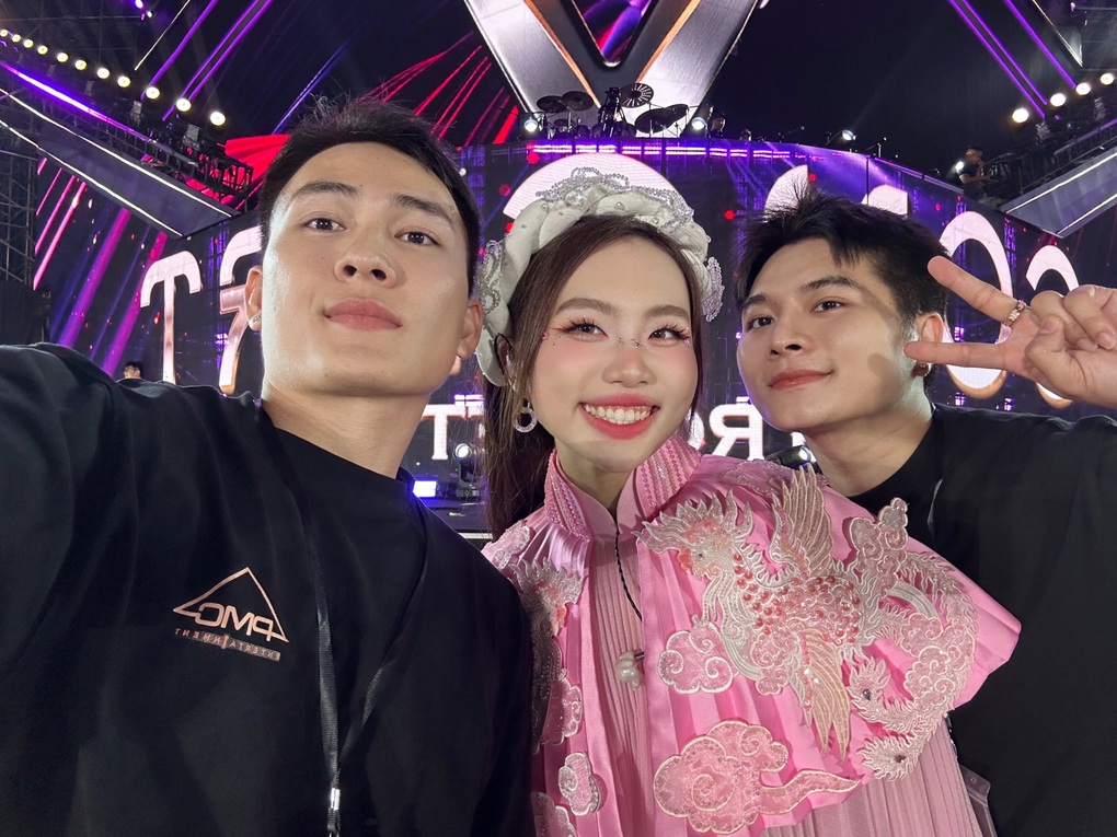 Đằng sau những màn biến hóa của Phương Mỹ Chi tại Em xinh say hi - 2 Đằng sau những màn biến hóa của Phương Mỹ Chi tại Em xinh say hi - 2