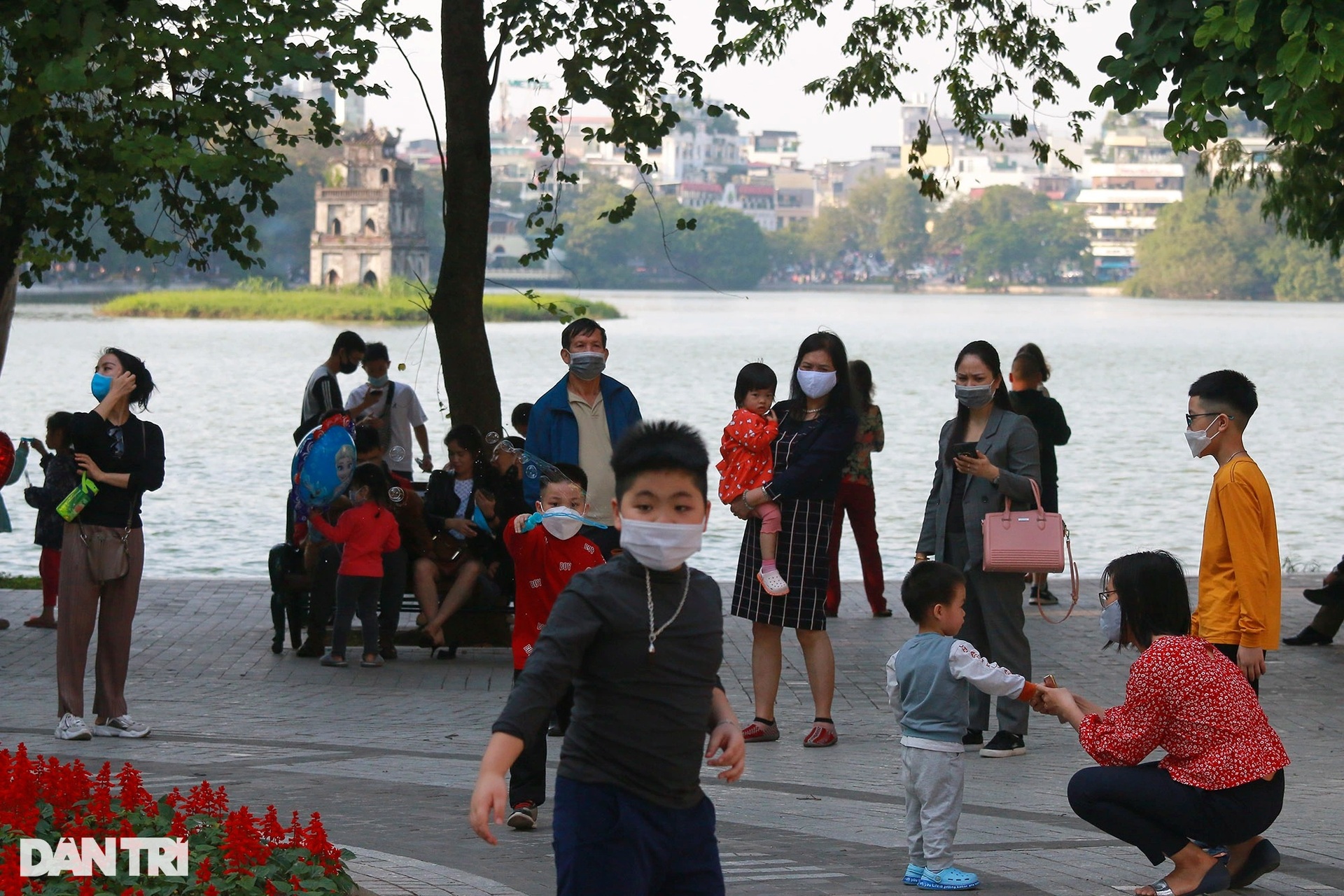 Hồ Gươm đông nghịt người vui chơi, tản bộ trong chiều thu nắng đẹp - 10 Hồ Gươm đông nghịt người vui chơi, tản bộ trong chiều thu nắng đẹp - 10