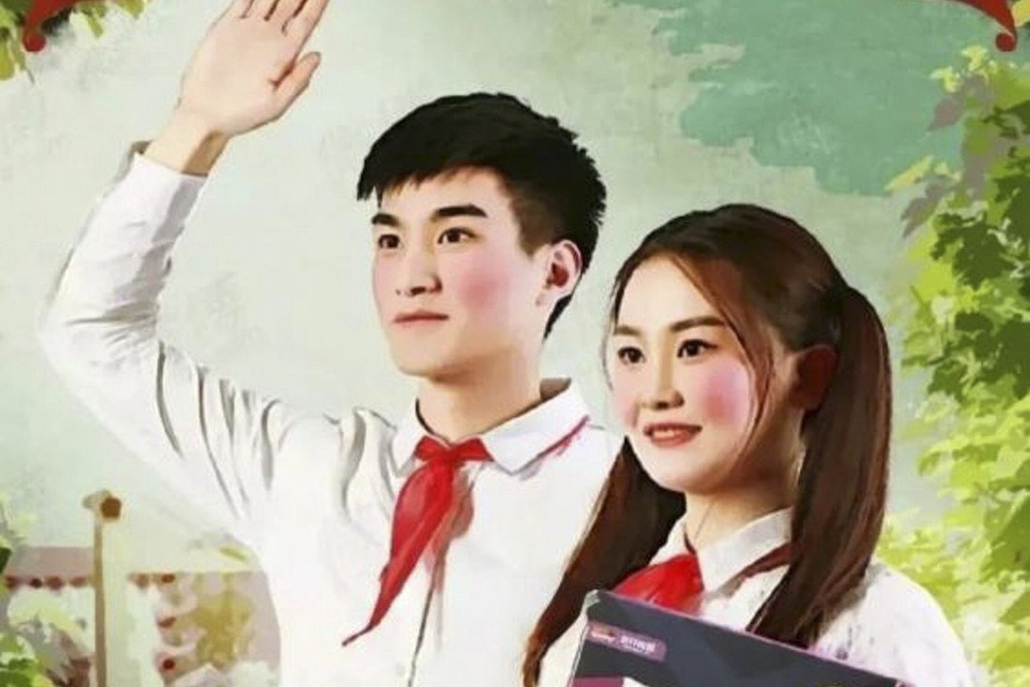 Quảng cáo sử dụng khăn quàng đỏ bị người Trung Quốc lên án là trục lợi - 1 Quảng cáo sử dụng khăn quàng đỏ bị người Trung Quốc lên án là trục lợi - 1